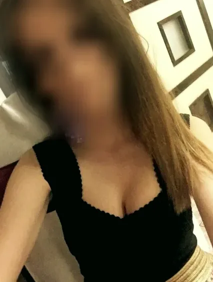 Emilia, 32