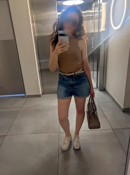 Manuela, 40